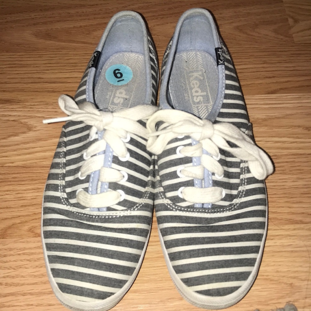 Tennis shoes